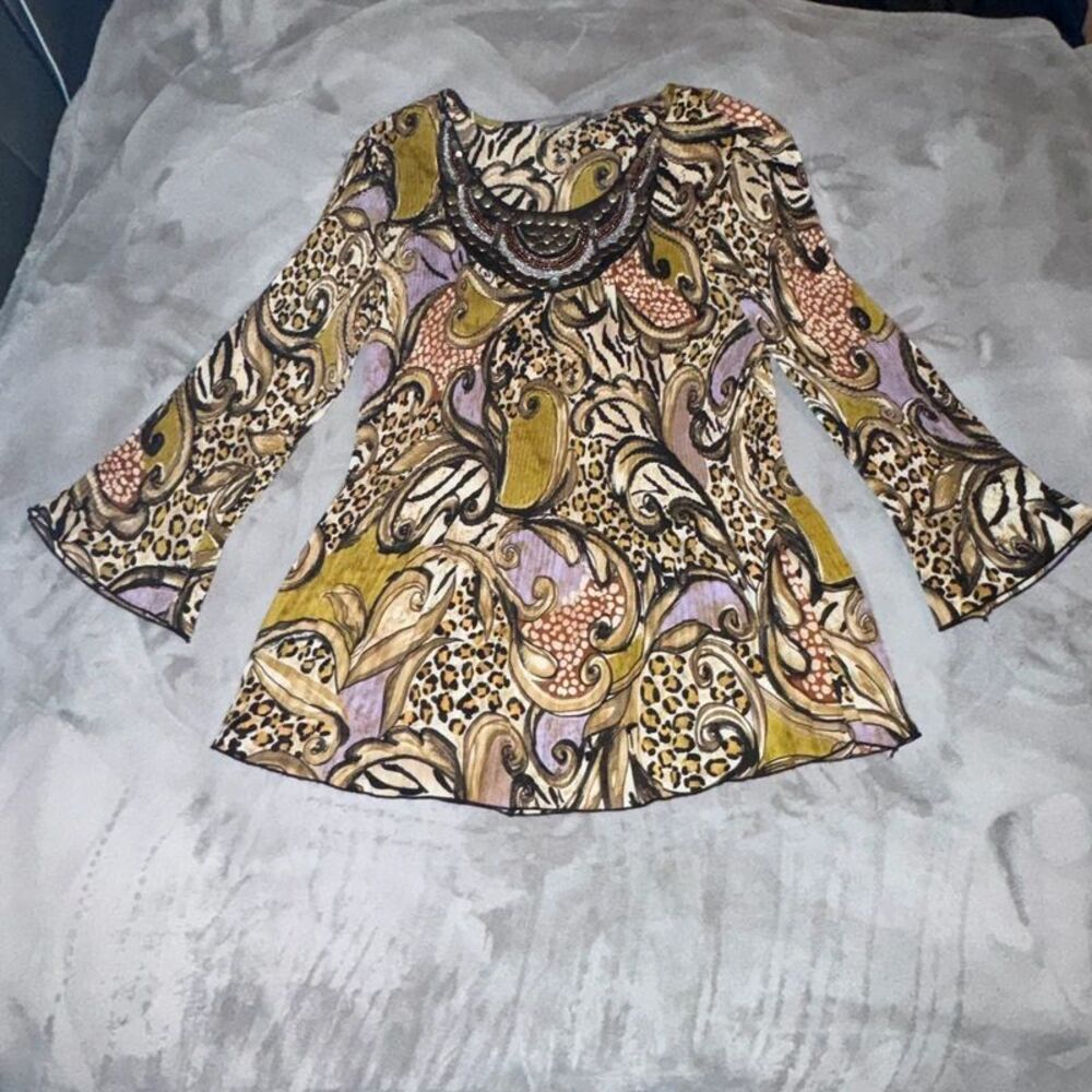 Women’s size medium blouse maximalist stretchy layering lightweight